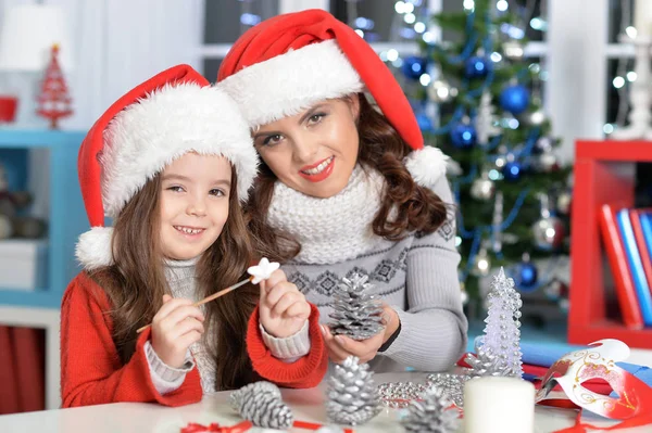 Menina com a mãe se preparando para o Natal — Fotografia de Stock