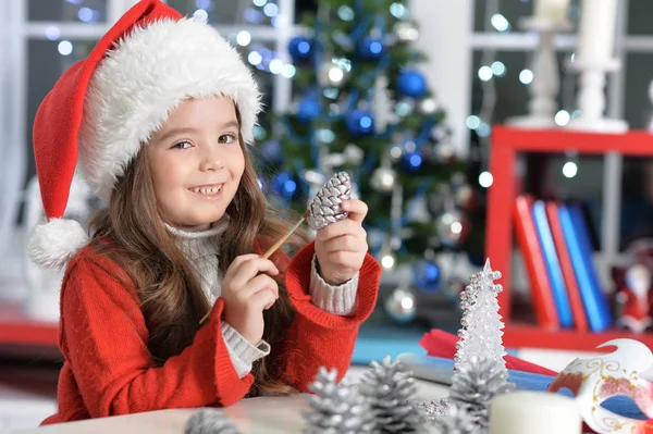 Mädchen prapring für Weihnachten — Stockfoto