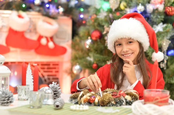 Chica prapring para la Navidad — Foto de Stock