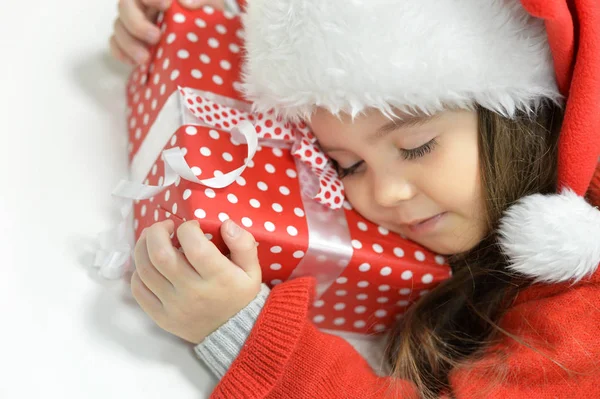 Κορίτσι κοιμάται με Χριστουγεννιάτικο δώρο — Φωτογραφία Αρχείου