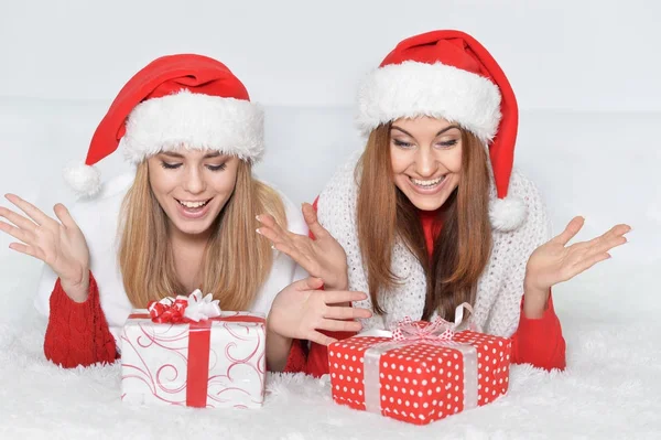 Women opening Christmas presents — Stock Photo, Image