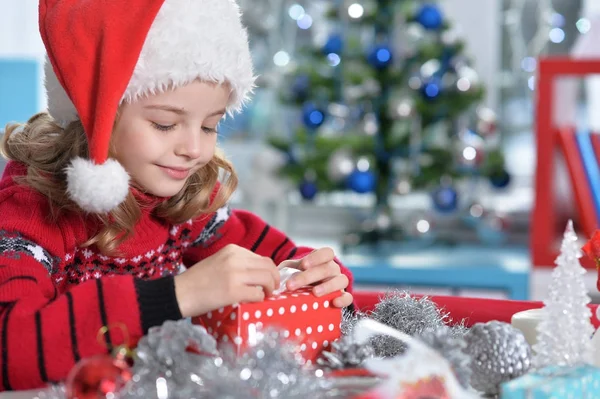 Girl with  Christmas present — Stock Photo, Image
