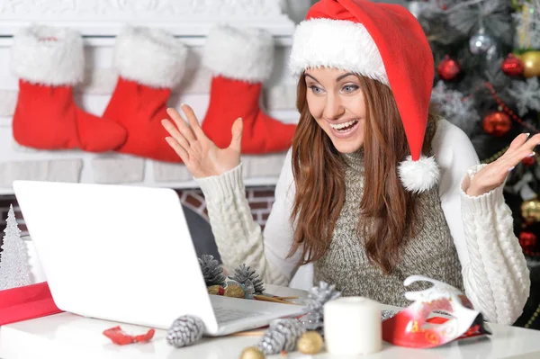 Mujer usando portátil preparándose para la Navidad —  Fotos de Stock
