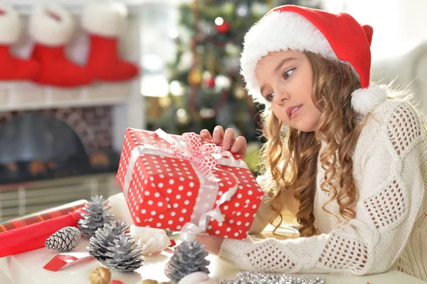 Ragazza con regalo di Natale — Foto Stock