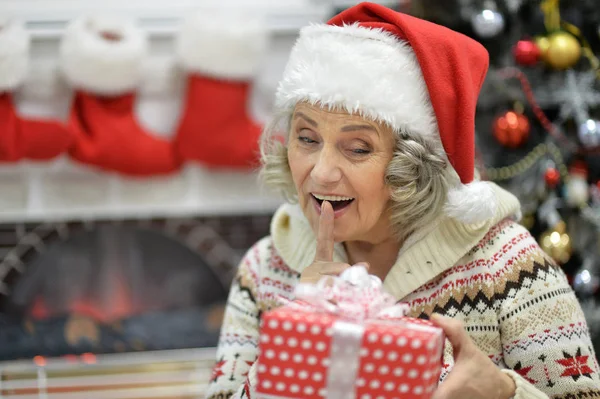 Senior Kvinna i Santa hatt — Stockfoto