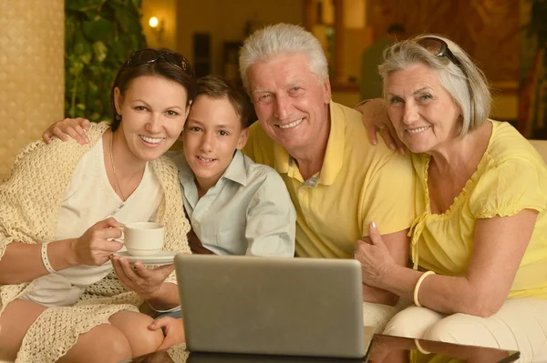 Família perto da mesa com laptop — Fotografia de Stock