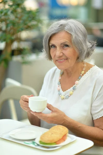 Mujer mayor con café — Foto de Stock
