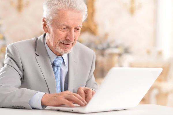Idősebb férfi laptopot használ — Stock Fotó