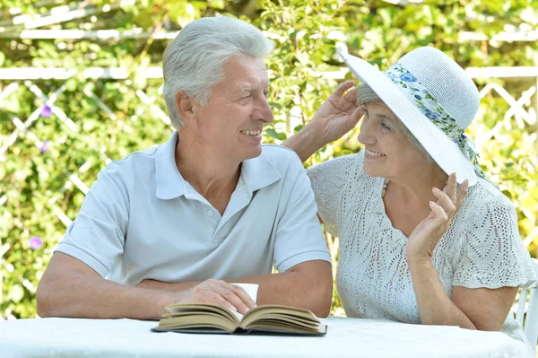 Felice vecchia coppia con libro — Foto Stock