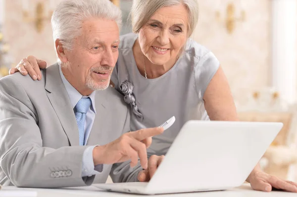 Casal usando laptop em casa — Fotografia de Stock