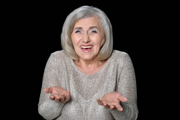 Sorridente donna anziana in posa — Foto Stock