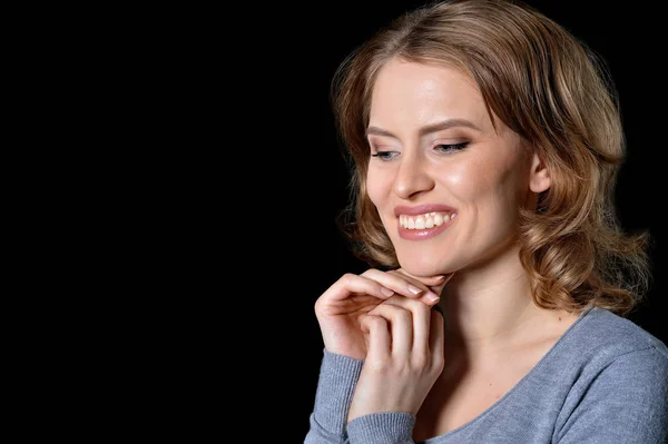 Joven hermosa mujer sonriendo —  Fotos de Stock