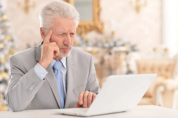 Senior man met laptop — Stockfoto