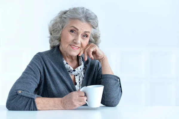 Старшая женщина с чашкой кофе — стоковое фото