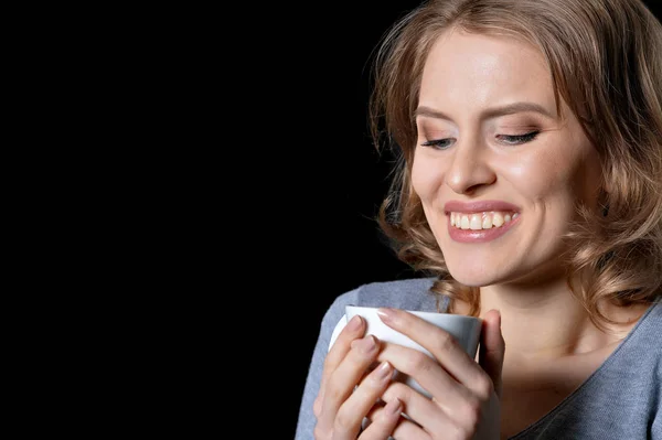 Bonita rubia con taza —  Fotos de Stock