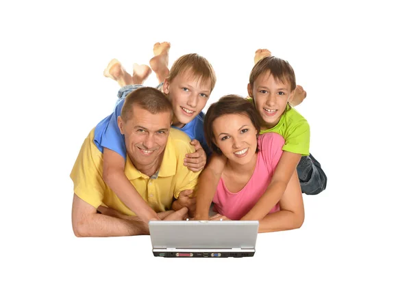 Pais com filhos usando laptop — Fotografia de Stock