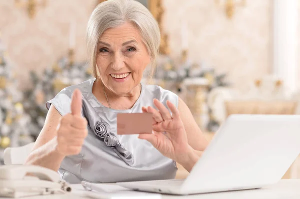 Senior woman with  laptop — Stock Photo, Image