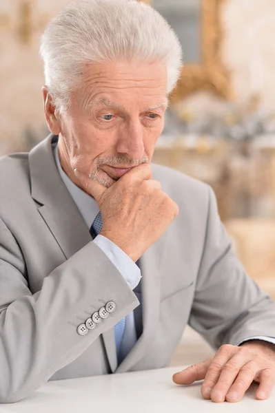 Senior mand tænker - Stock-foto