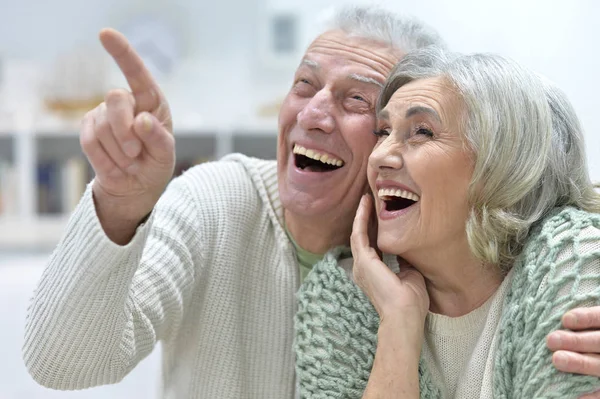 Feliz pareja de ancianos en casa —  Fotos de Stock