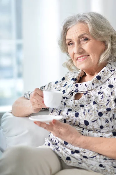 Portret van mooie oudere vrouw — Stockfoto