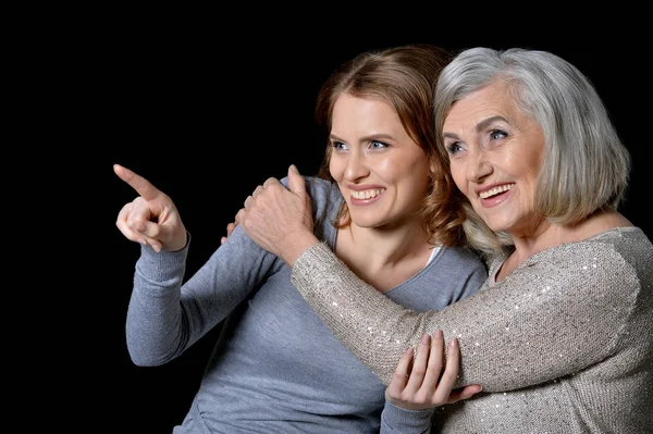 Mulher com filha posando — Fotografia de Stock