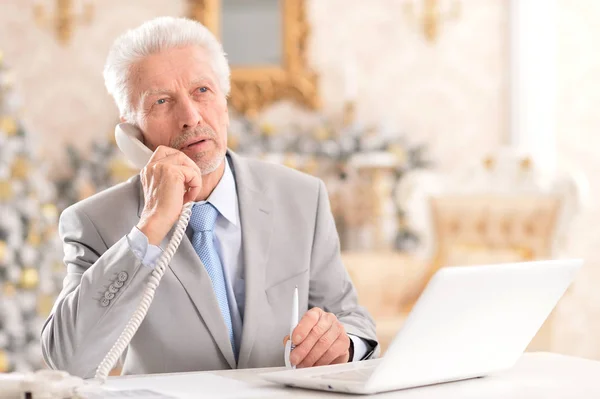 Homme âgé travaillant avec un ordinateur portable — Photo