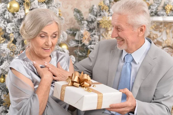 Стара пара з різдвяним подарунком — стокове фото