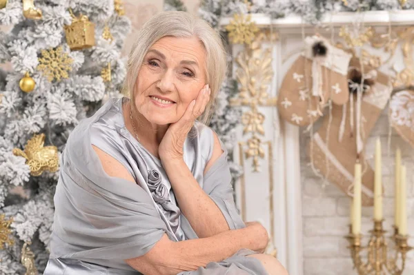 Mulher posando perto da árvore de Natal — Fotografia de Stock