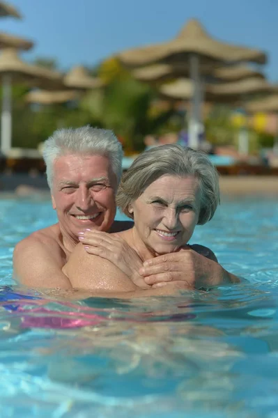 Couple relaxing in  pool — Stock Photo, Image