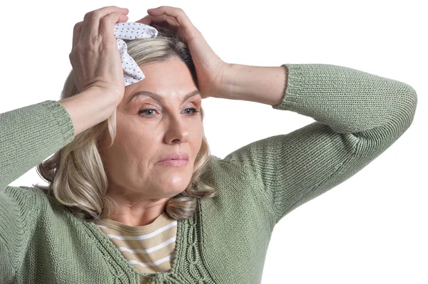 Зрелая женщина с головной болью — стоковое фото