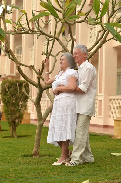 Pareja mayor en hotel resort — Foto de Stock