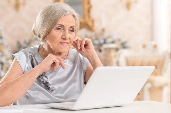 Smiling senior woman — Stock Photo, Image