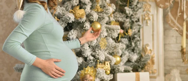 Beautiful pregnant woman  posing — Stock Photo, Image