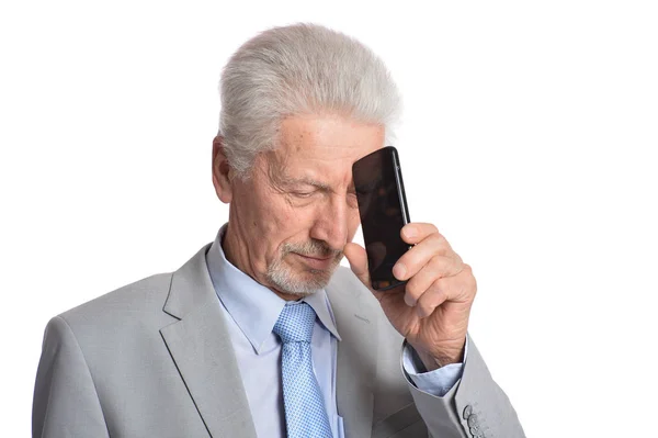 Senior man met smartphone — Stockfoto