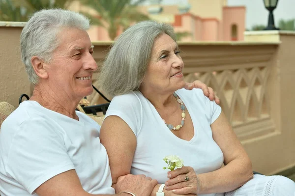 Linda feliz pareja de ancianos al aire libre —  Fotos de Stock