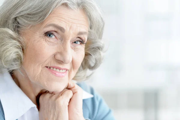 Retrato de mulher velha bonita — Fotografia de Stock