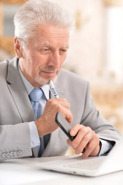 Senior man werkt met laptop — Stockfoto