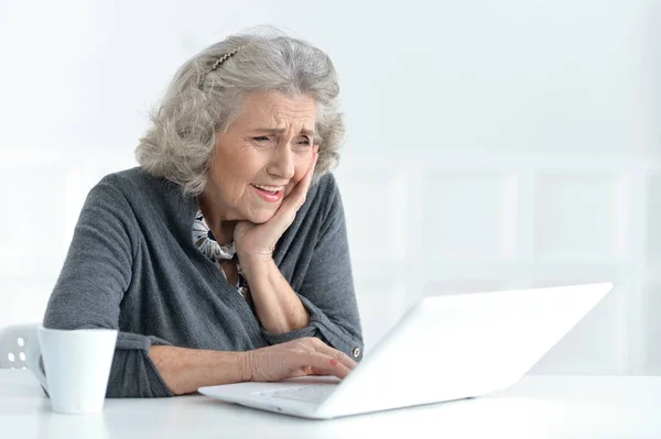Kvinna som arbetar med bärbar dator — Stockfoto