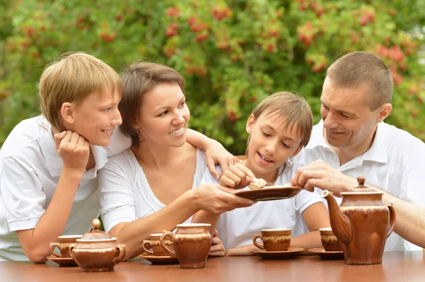 Feliz familia bebiendo té —  Fotos de Stock