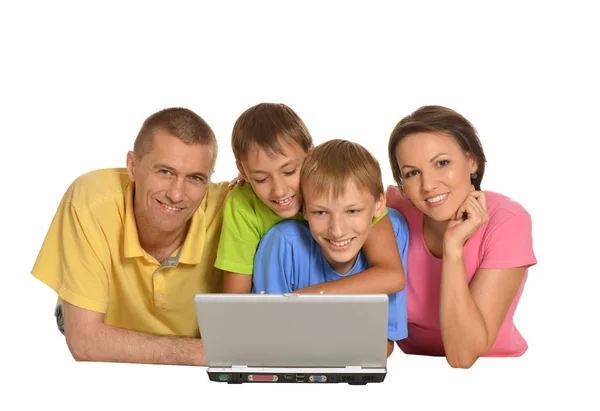 Padres con hijos usando laptop —  Fotos de Stock