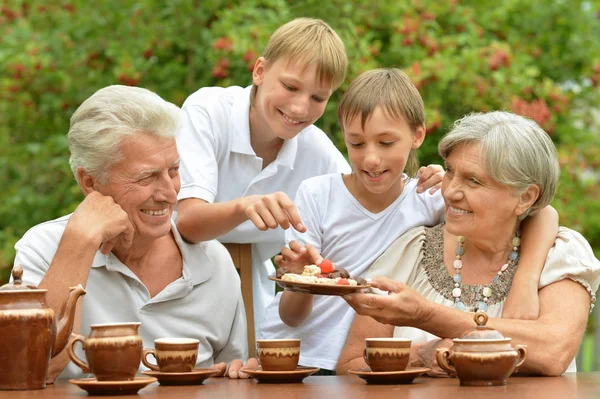 Grootouders met kleinzonen eten — Stockfoto