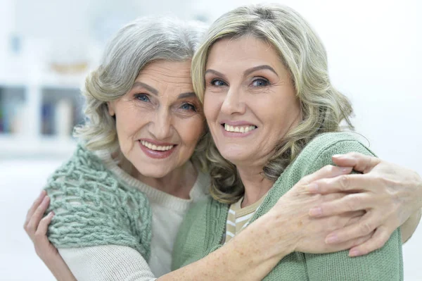 Dos mujeres sonrientes —  Fotos de Stock