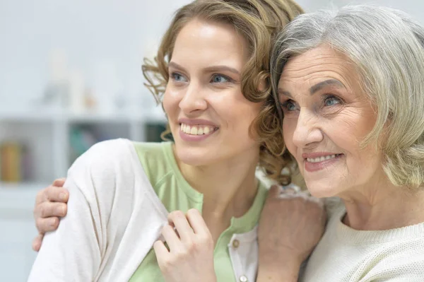 Donna anziana con figlia — Foto Stock