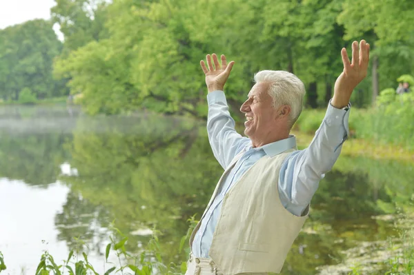 Felice uomo anziano in posa — Foto Stock