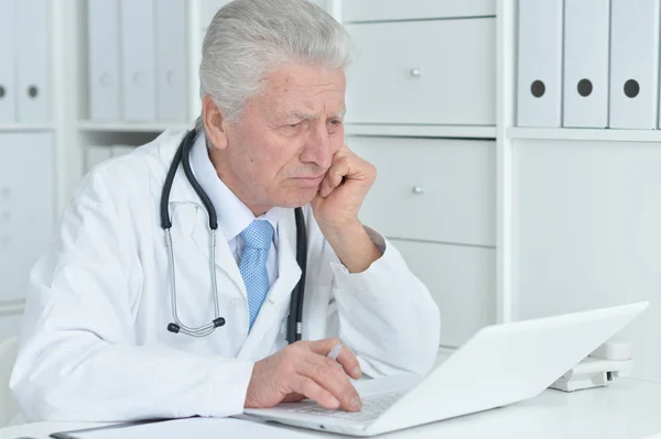 Médico trabajando con portátil — Foto de Stock