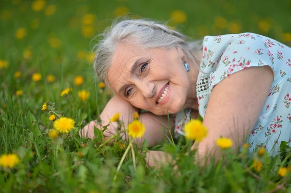 Ältere Frau liegt — Stockfoto