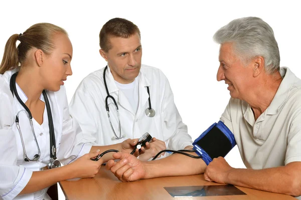 医師と話している年配の男性 — ストック写真