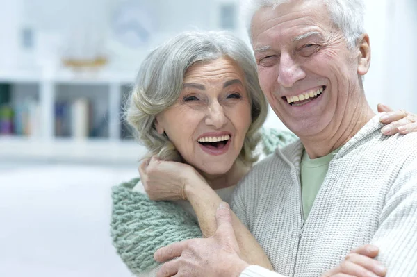 Feliz casal sênior em casa — Fotografia de Stock