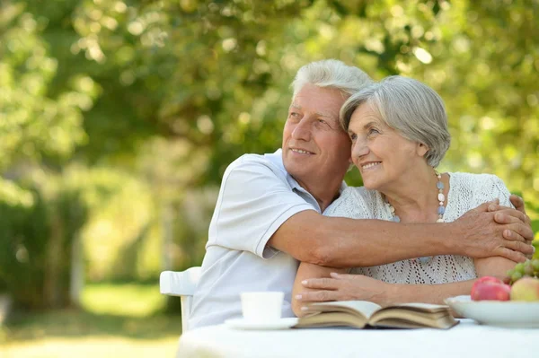 Casal velho com livro — Fotografia de Stock