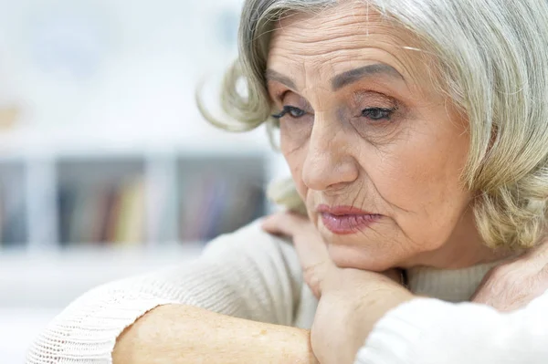 Mulher idosa triste — Fotografia de Stock